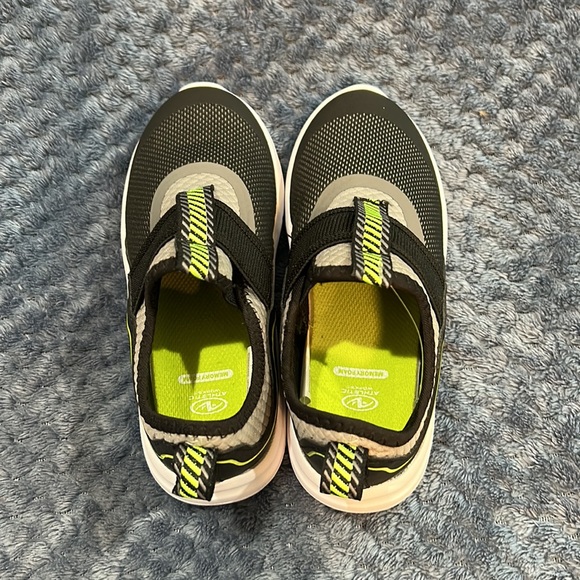 Easy slip on light weight sneaker for boys! Perfect for summer! - Picture 6 of 7